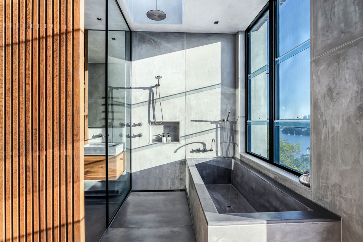 Seaforth Ultra Modern: bathroom in concrete and glass