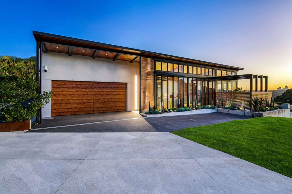 Seaforth Ultra Modern: Driveway