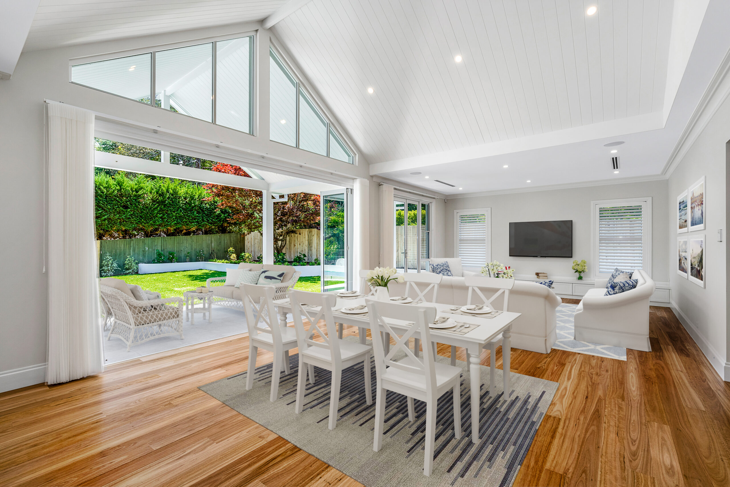 Custom built dining area in a contemporary Hamptons style, with a seamless flow into the outdoor area.