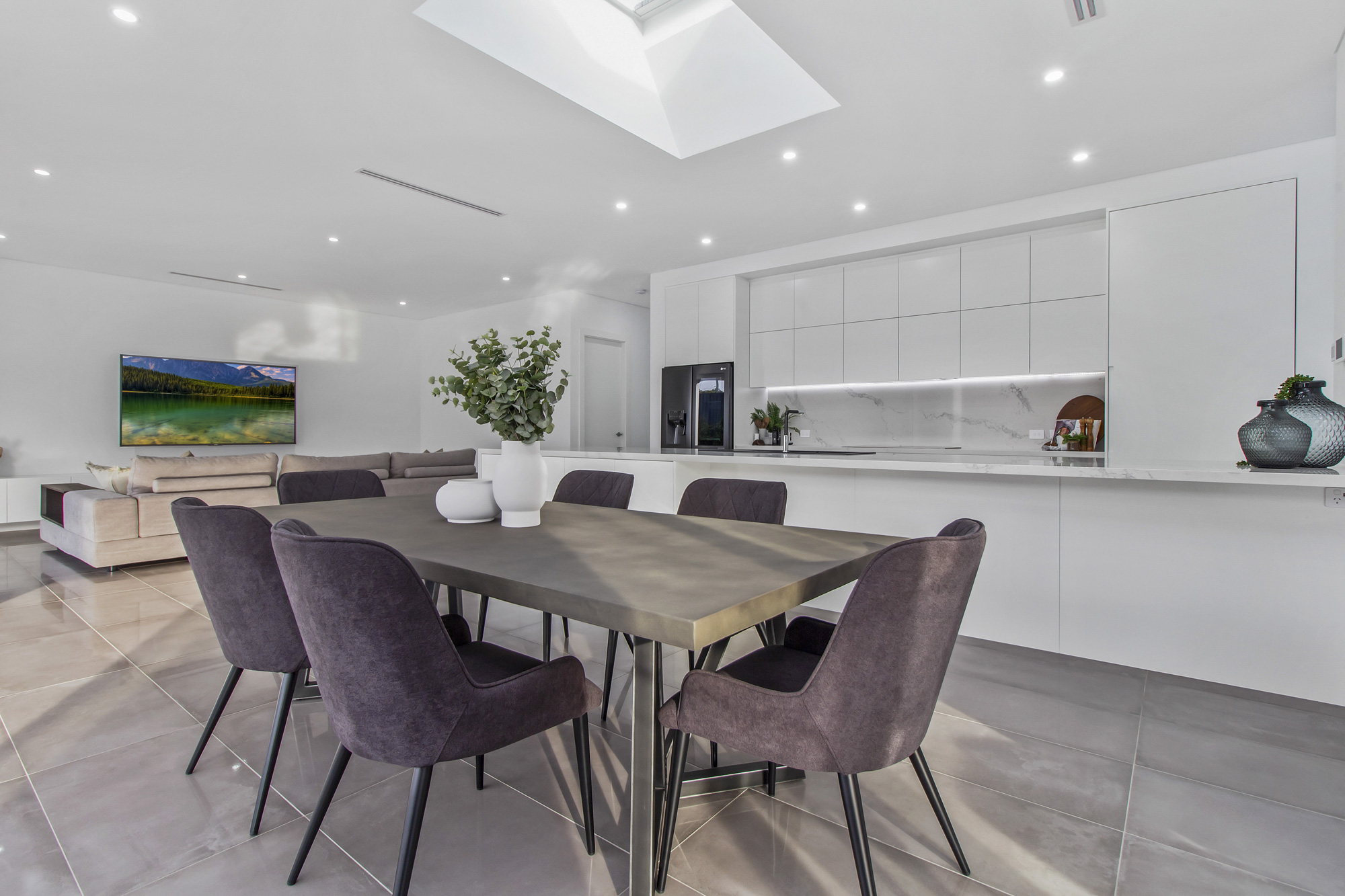 Glenhaven Modern Contemporary: dining area looking onto the kitchen and living space
