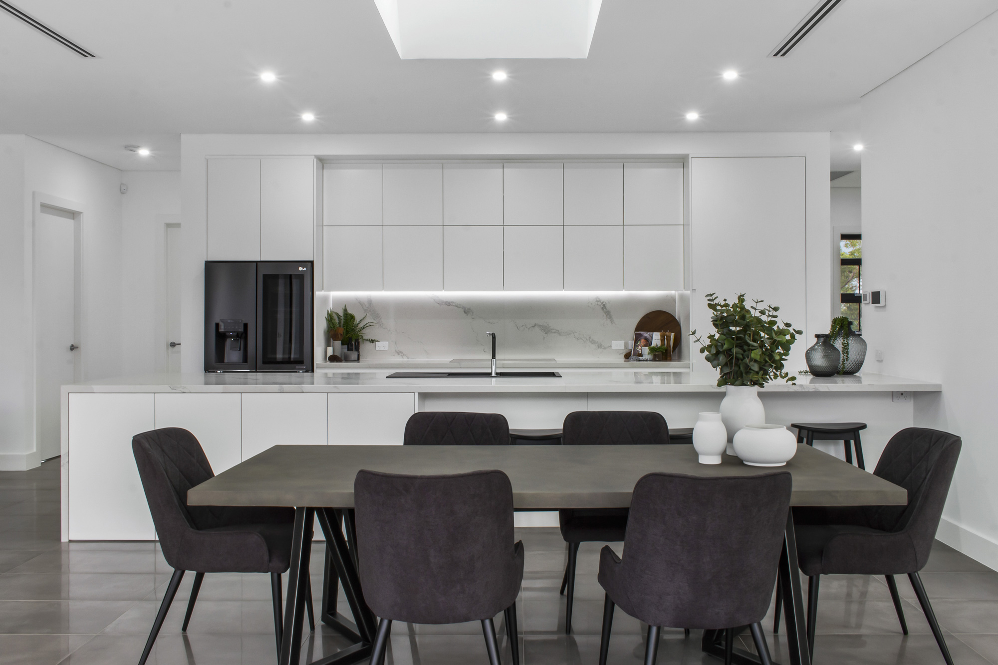 Glenhaven Modern Contemporary: dining area looking onto the kitchen