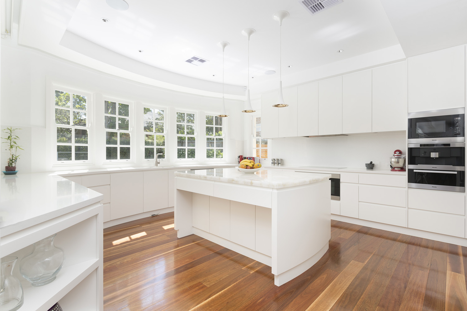 St Ives Mediterranean: bright kitchen
