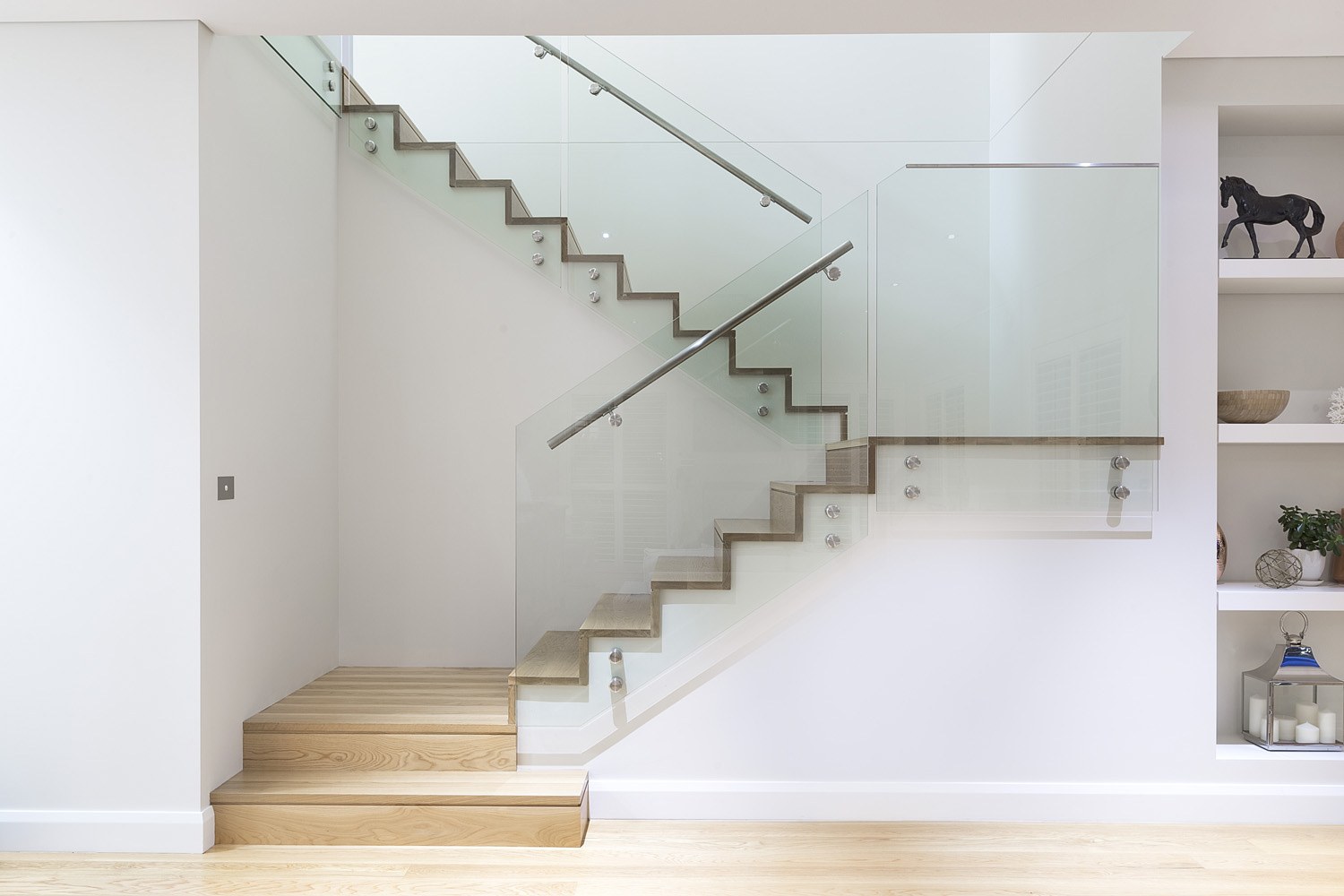 Turramurra Contemporary: staircase with glass railing