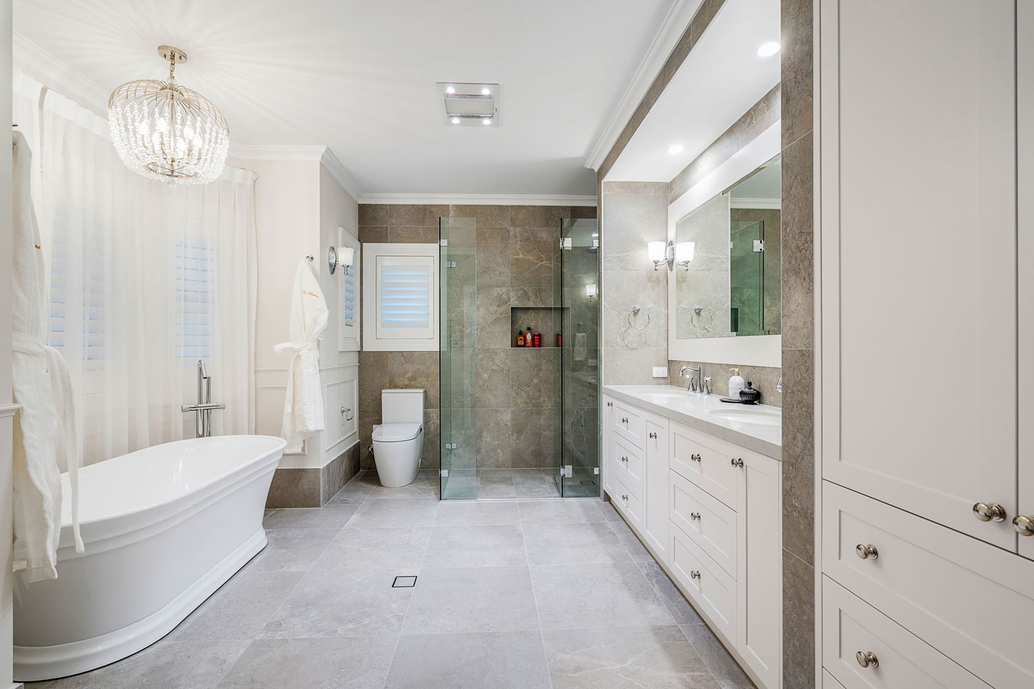 Pymble Classical Provincial: bathroom