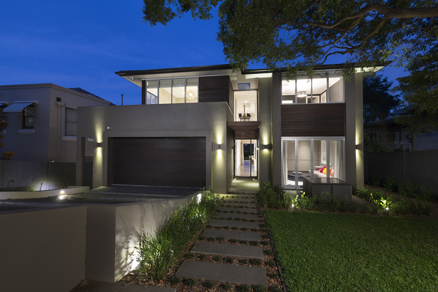 Mosman Contemporary: house entrance in the evening