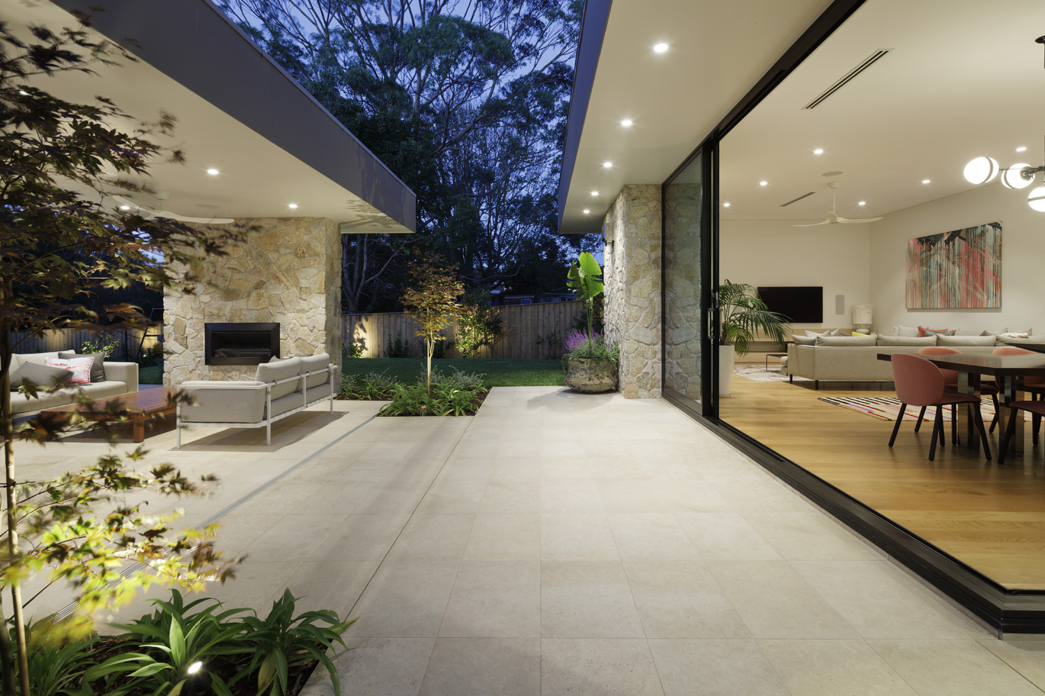 Seaforth Modern: Seamless transition from indoors to outdoor living
