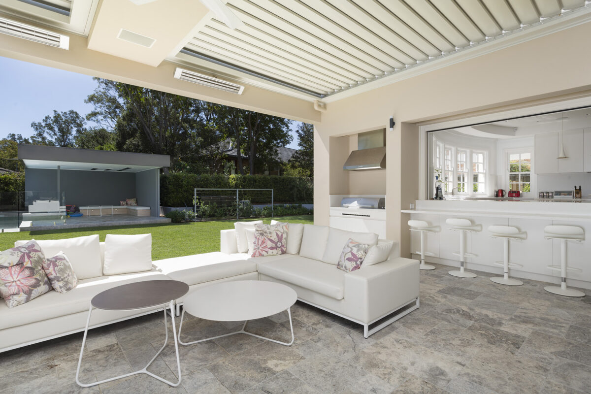 St Ives Mediterranean: outdoor covered living with servery