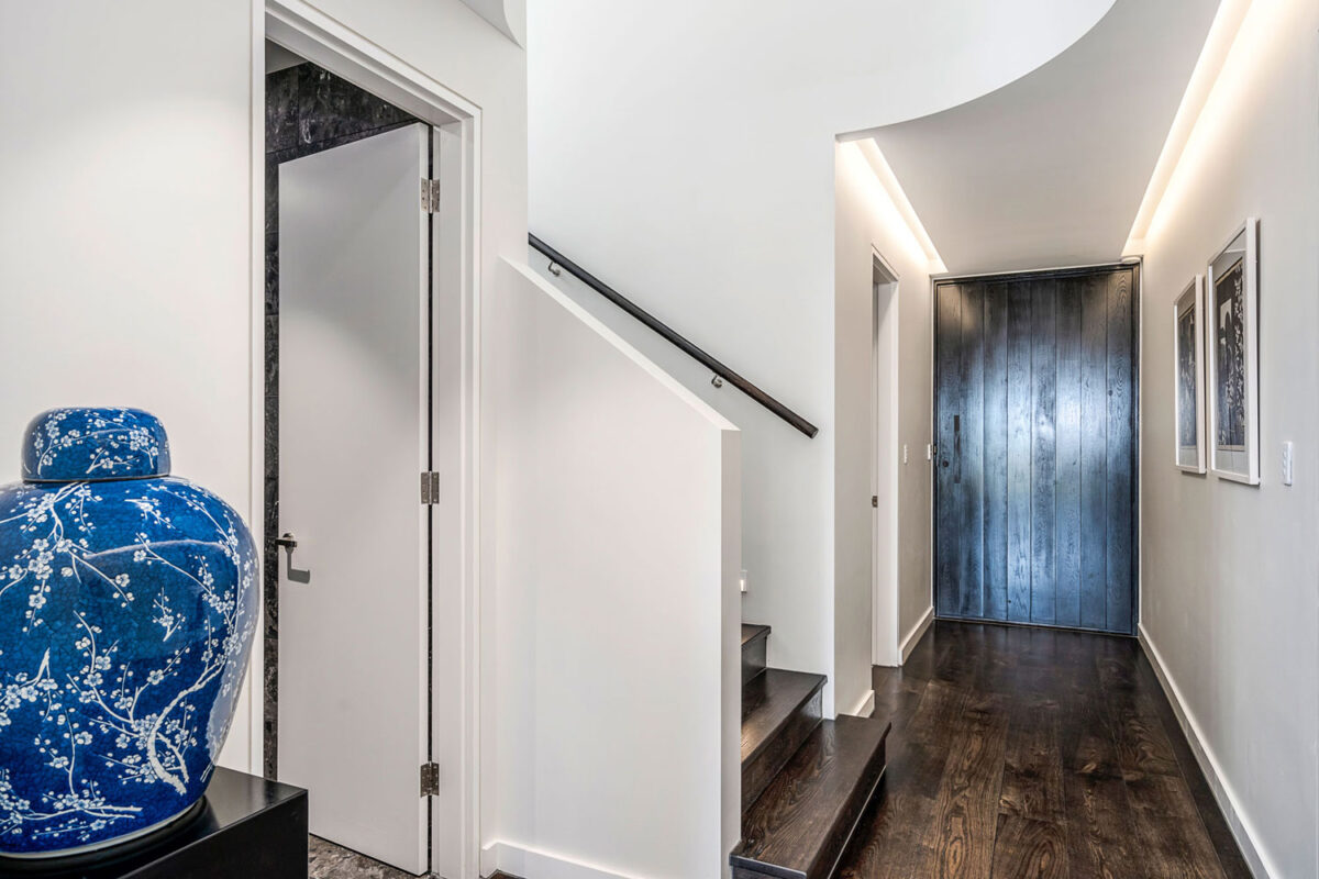 Vaucluse Ultra Modern: stairwell and corridor