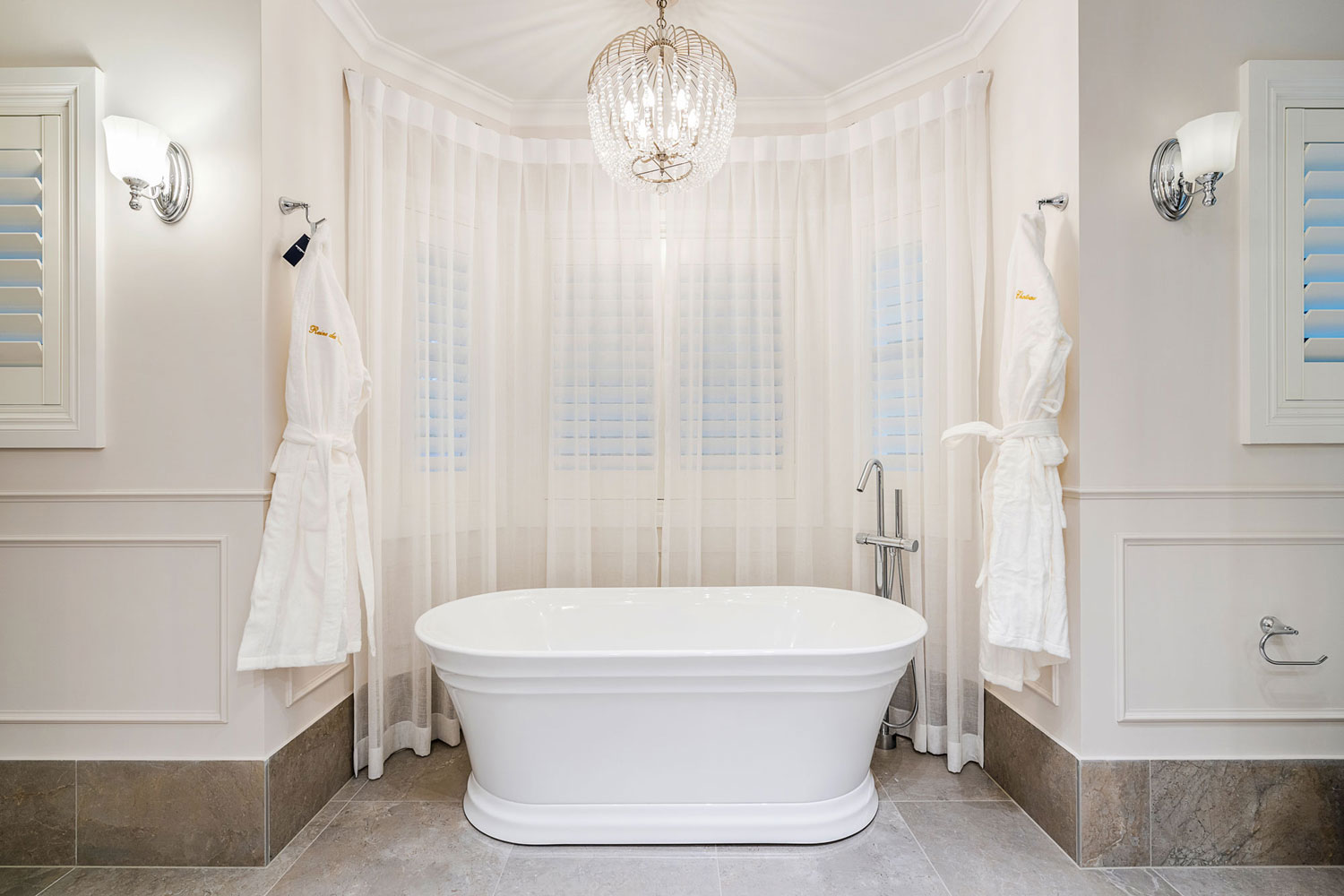 Pymble Classical Provincial: freestanding tub in bay window