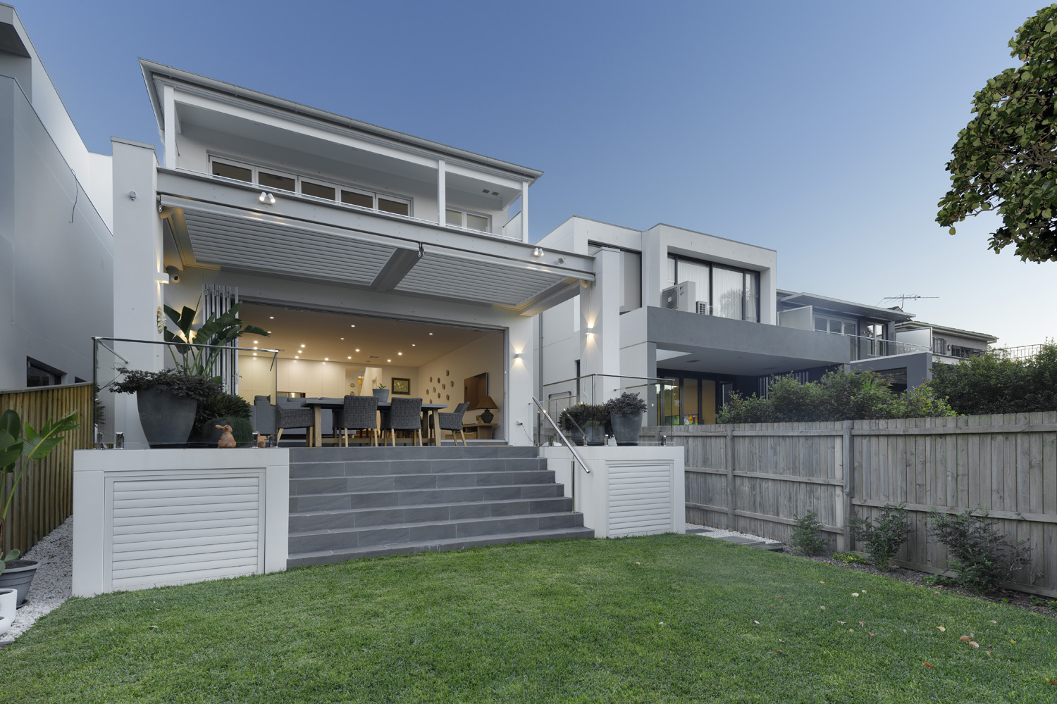 North Bondi Contemporary: green lawn with steps leading to house