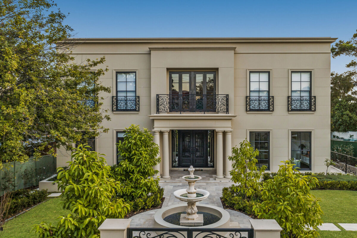 Oatlands Neo-Classical: front facade from elevated view