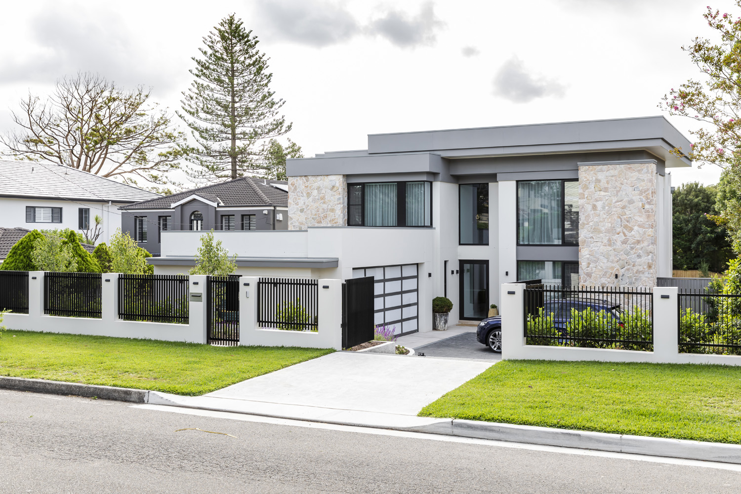 Seaforth Modern: bright facade with stone and flat roof