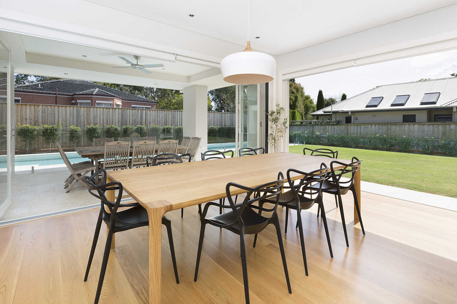 Turramurra Contemporary: Living room with seamless flow out to outdoor dining and backyard