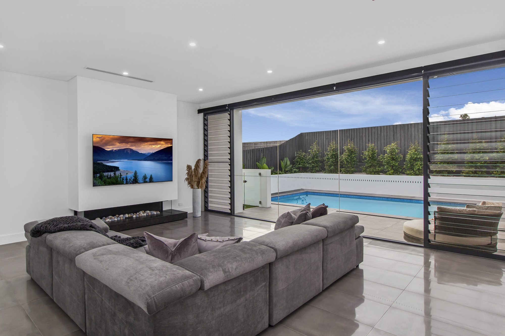 Glenhaven Modern Contemporary: living area, looking out onto clear pool