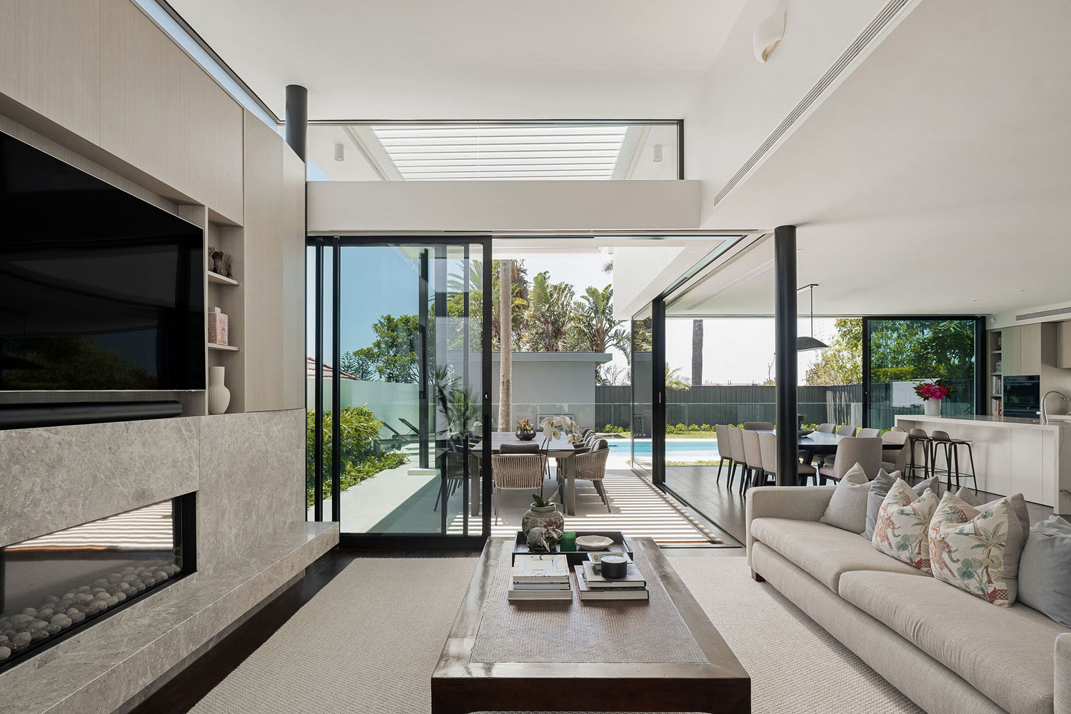 Vaucluse Ultra Modern: living area opening onto the outdoors