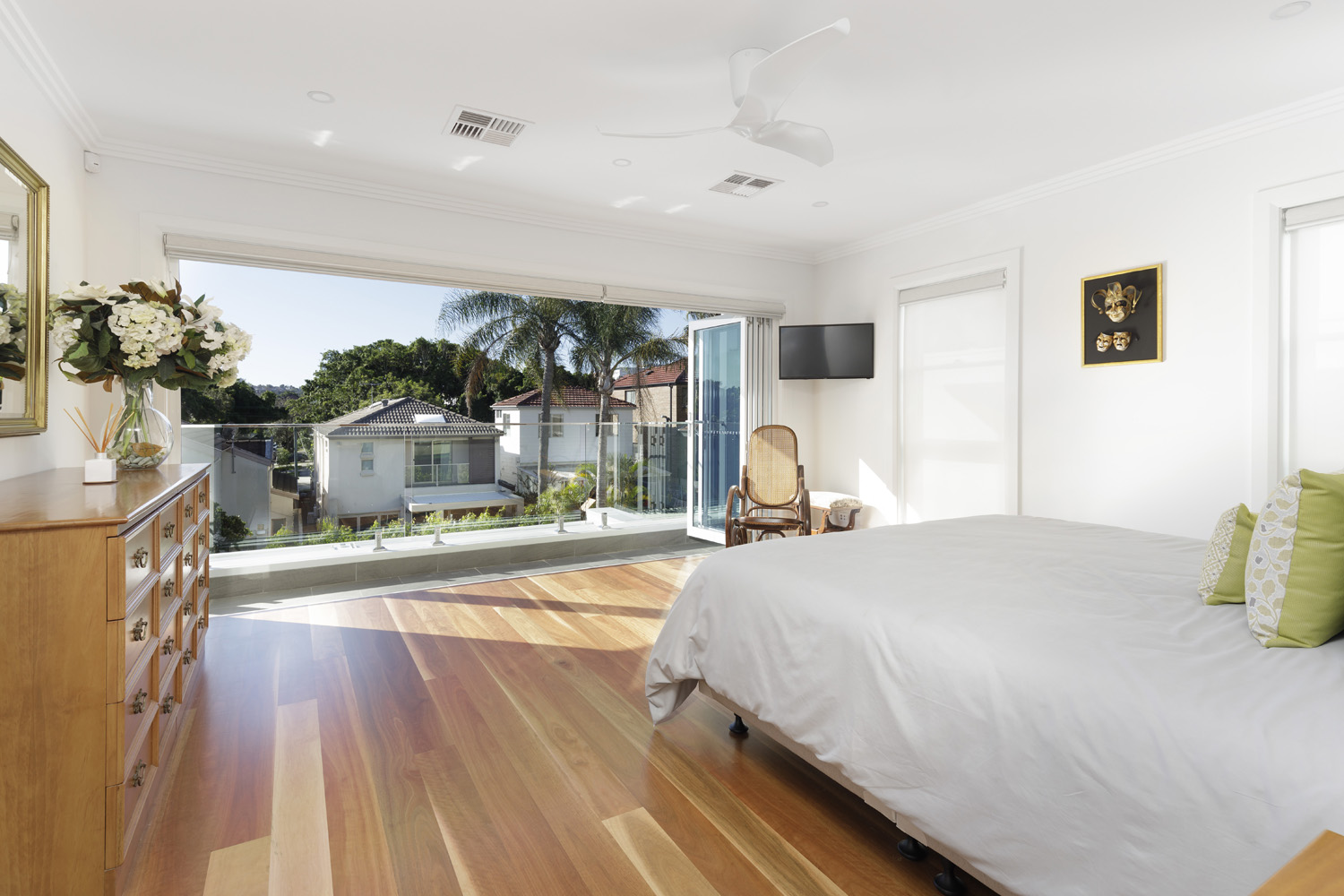 North Bondi Contemporary: bedroom with expansive view outside
