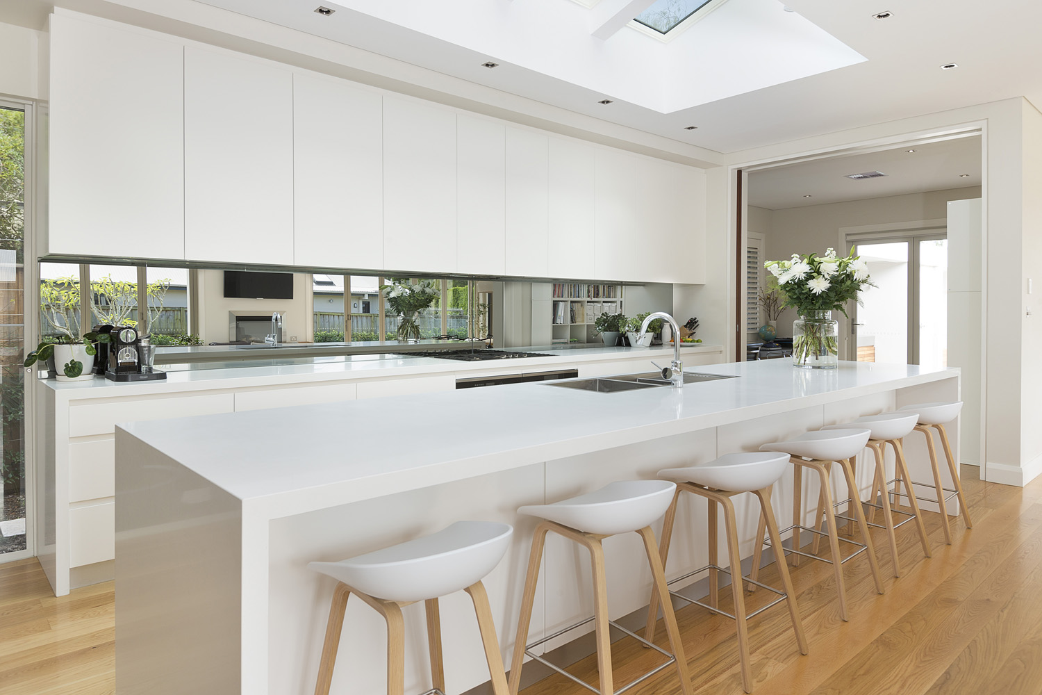 Turramurra Contemporary: bright kitchen with skylights and bar