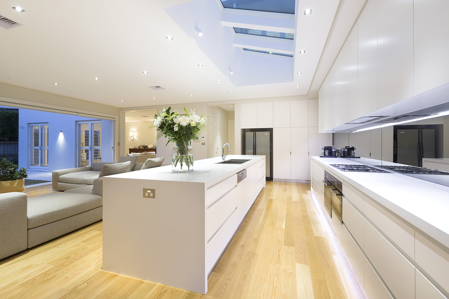 Turramurra Contemporary: kitchen at dusk