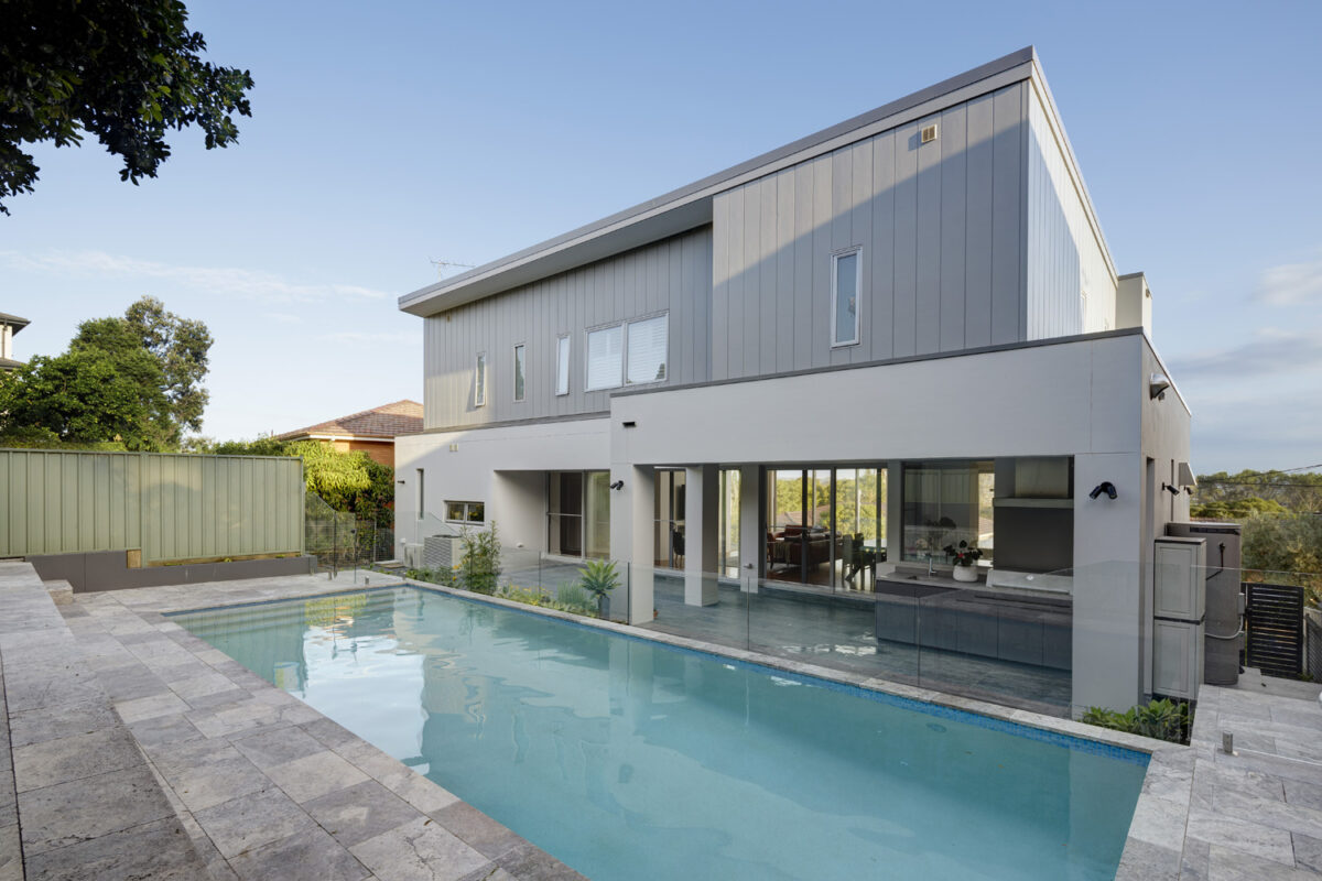 Brookvale Modern: Modern exterior with pool