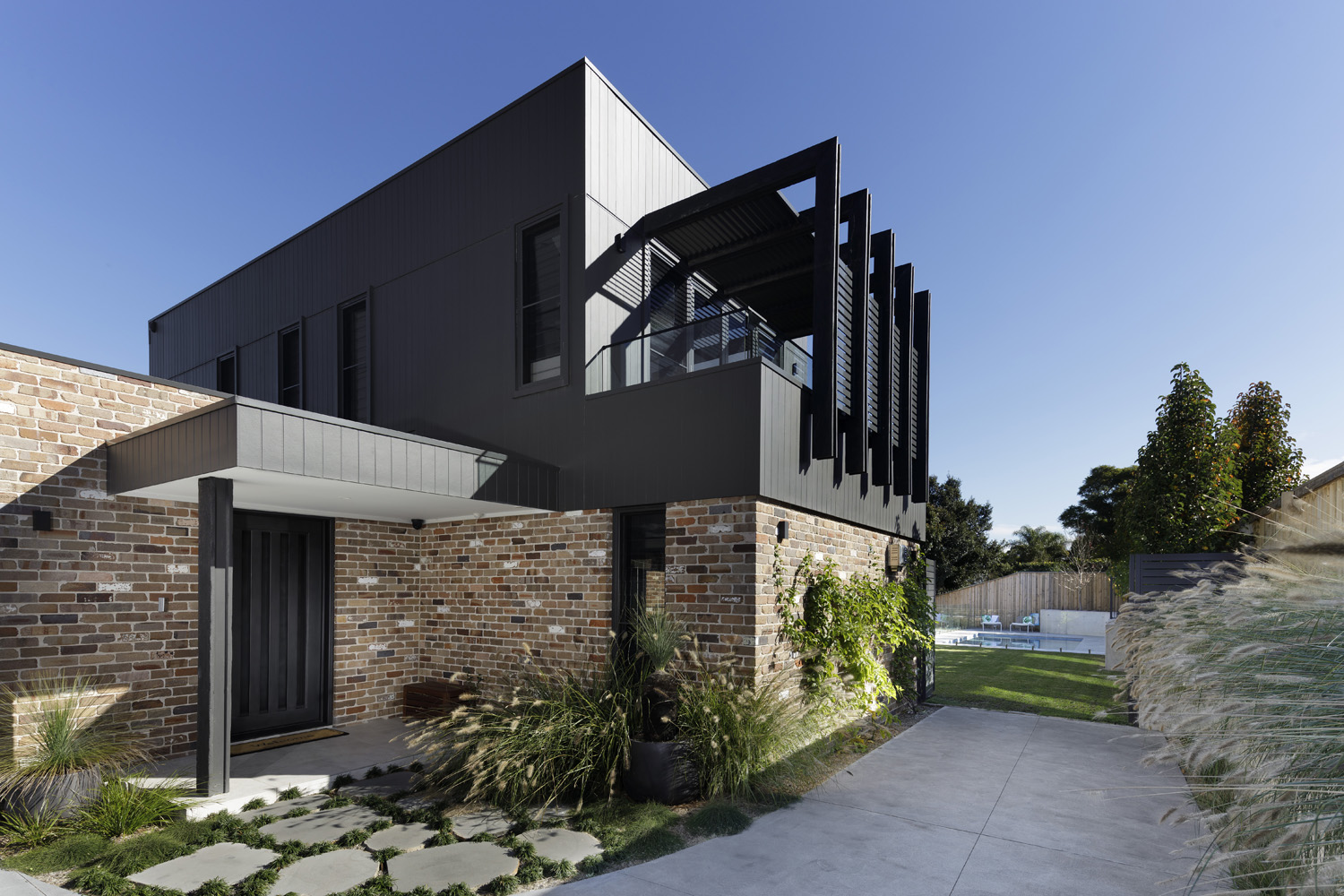 Glenhaven Contemporary Industrial: exterior with angled lines