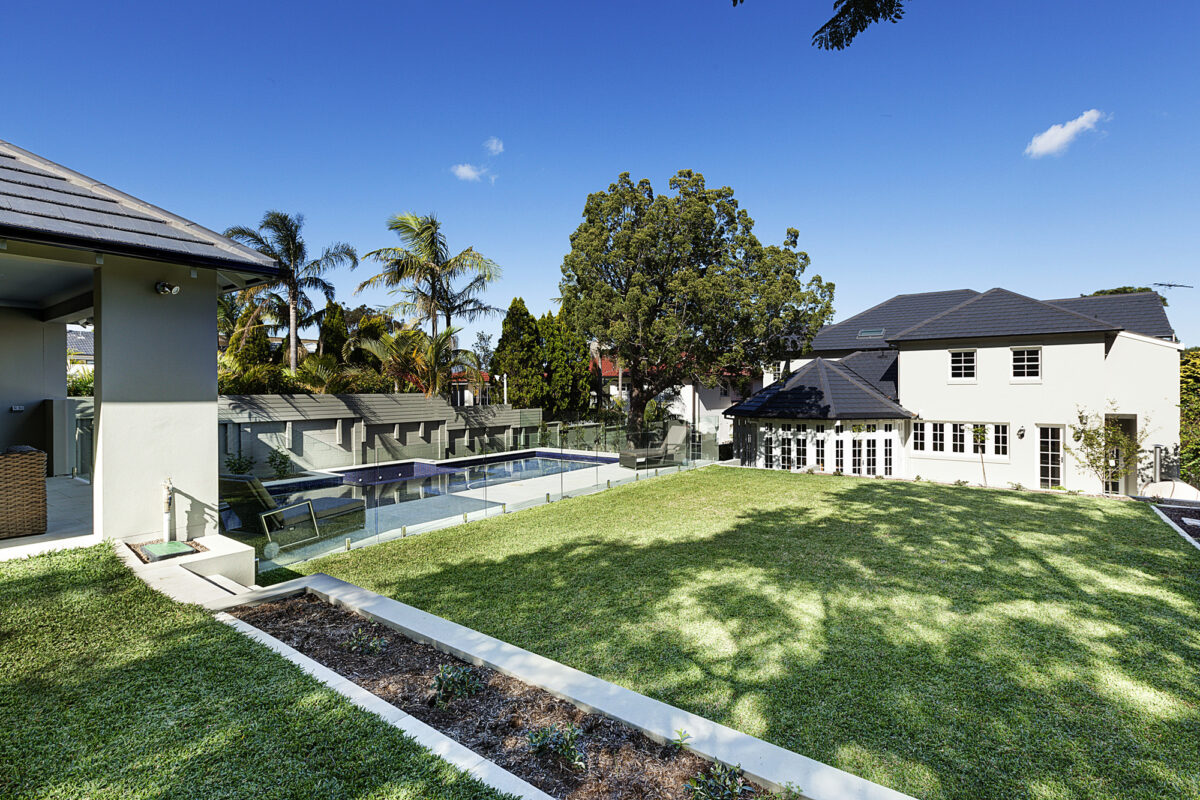 Seaforth Hamptons: lush green backyard