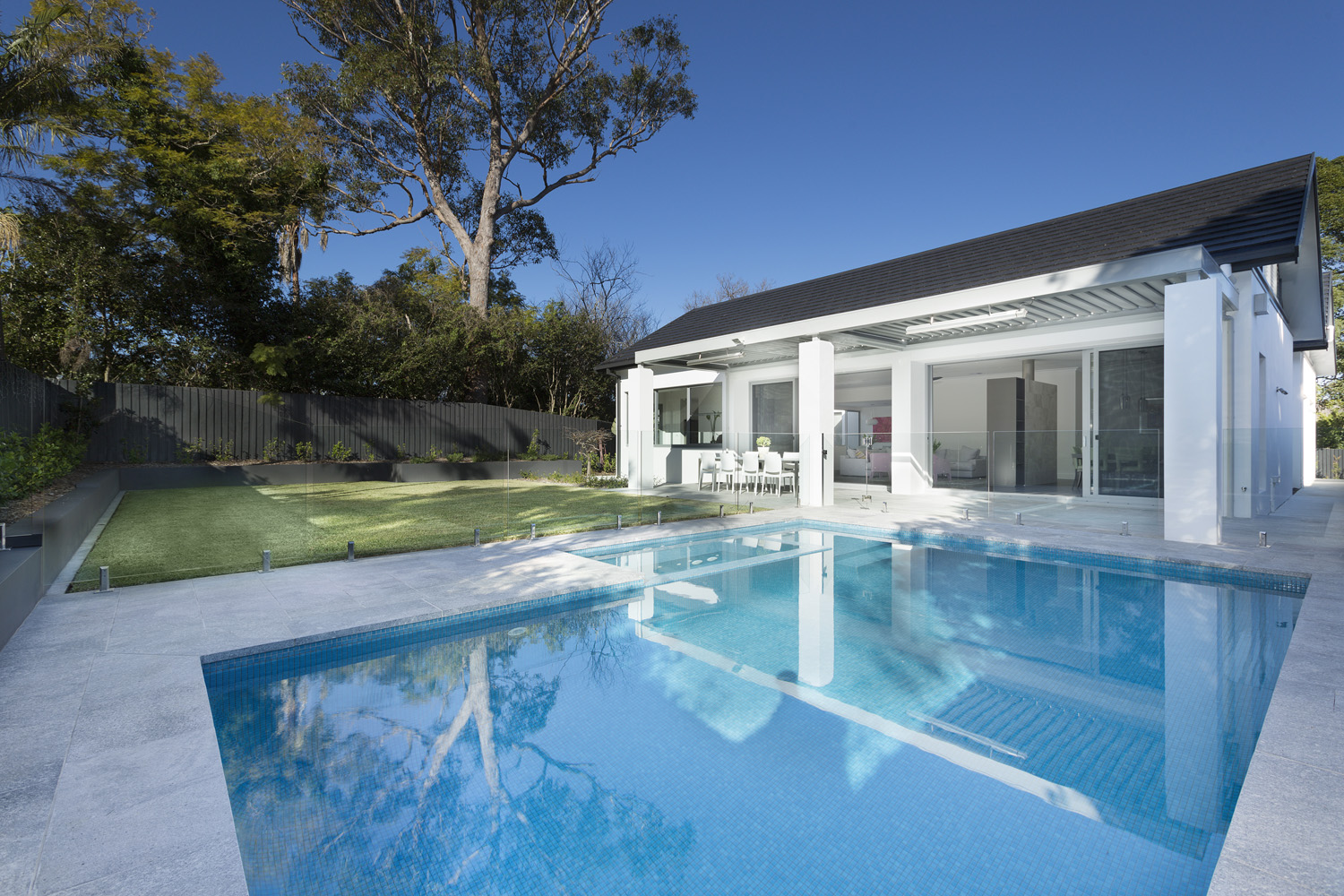 St Ives Contemporary Ranch: clear pool at day